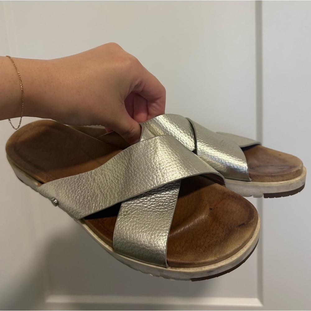 UGG Silver Metallic Leather‎ Sandals Summer Slides Shoes Women's Size 7
